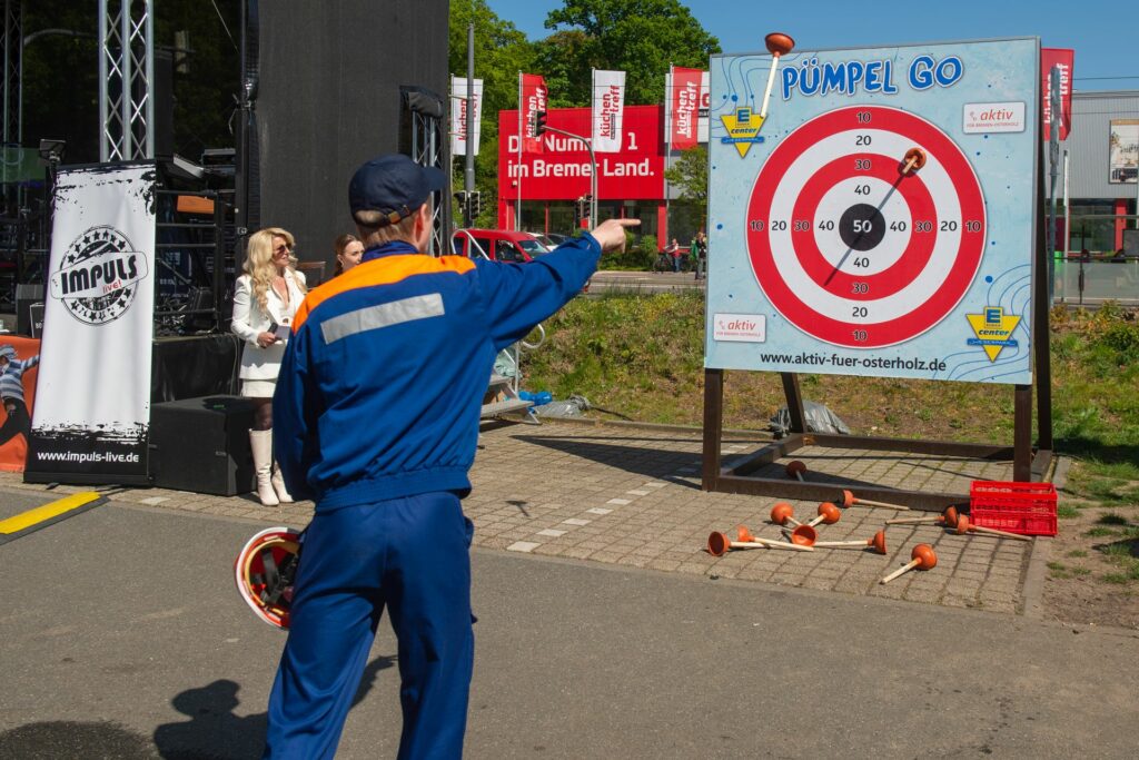 Aktiv für Osterholz: Ein Mann wirft mit einem Pümpel auf eine Zielscheibe bei der Gewerbeschau GO