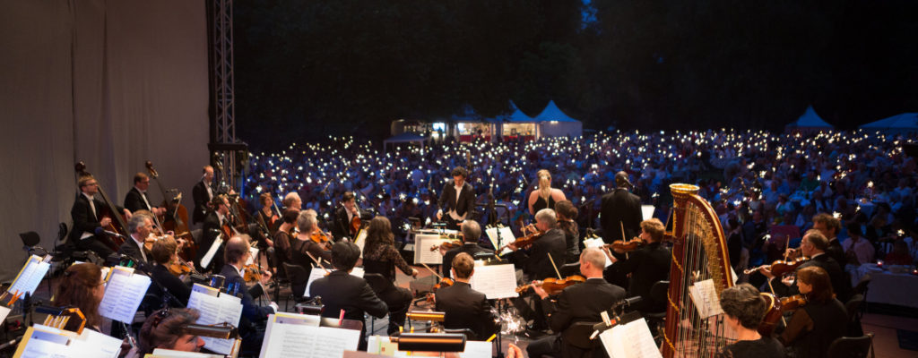 Deutsche Kammerphilharmonie Bremen in Knoops Park beim Sommer in Lesmona