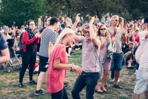 tanzende menschen SummerSounds-Festival