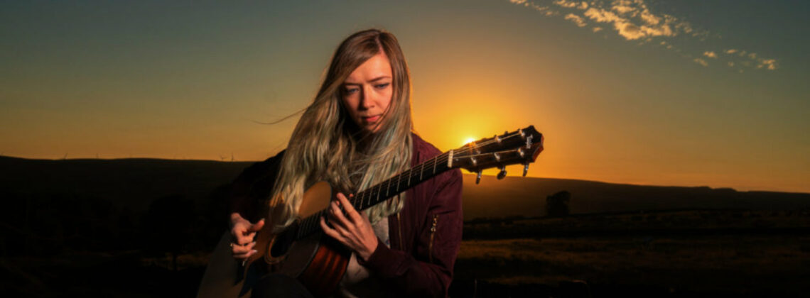 Betty langan Sonnenuntergang Musikerin