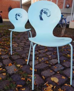 Die markanten blauen Stühle des "Cinewalk Bremen"