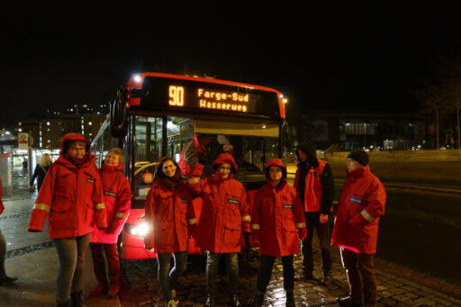 Nachtwanderer Bremen vor einem Bus