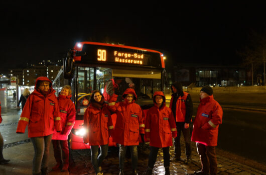 Nachtwanderer Bremen vor einem Bus