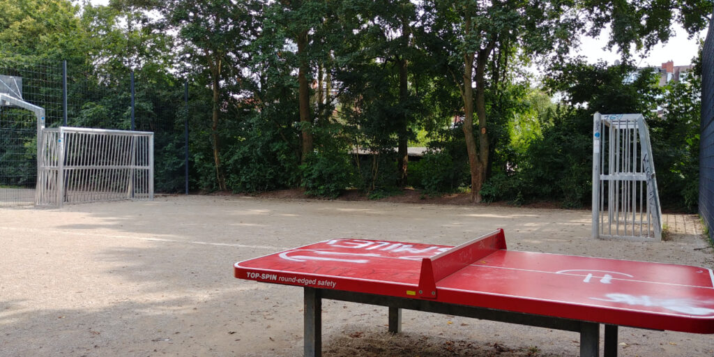 Sportplätze in der Neustadt: Tischtennisplatte und Fußballplatz in der Kornstraße