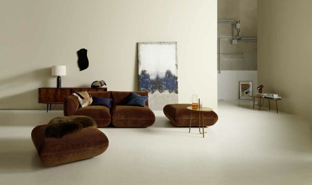 Modulares Sofasystem in einem großen Zimmer.