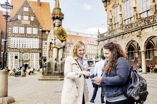 Plattdeutscher Audioguide: Stadtentdeckerinnen auf dem Bremer Marktplatz
