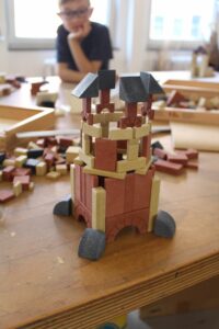 Kinder bauen bei Baukasten mit Holzklötzen