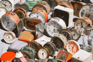 Flohmärkte in Bremen – verschiedene alte Uhren