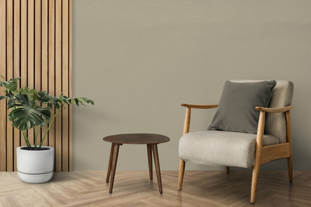 Einrichtungstrends 2022: Sessel mit Holzwand
