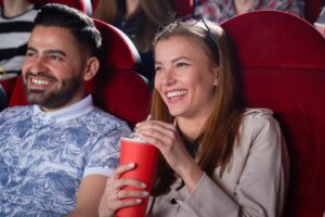 Kino in Bremen – Paar sitzt im Kinosessel und schaut sich einen FIlm an