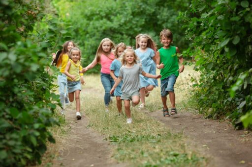 Ferienprogramm Bremen: Kinder rennen in der Natur