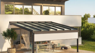 Terrassendach Frontalansicht, anthrazitfarbene Konstruktion mit Komplettverglasung