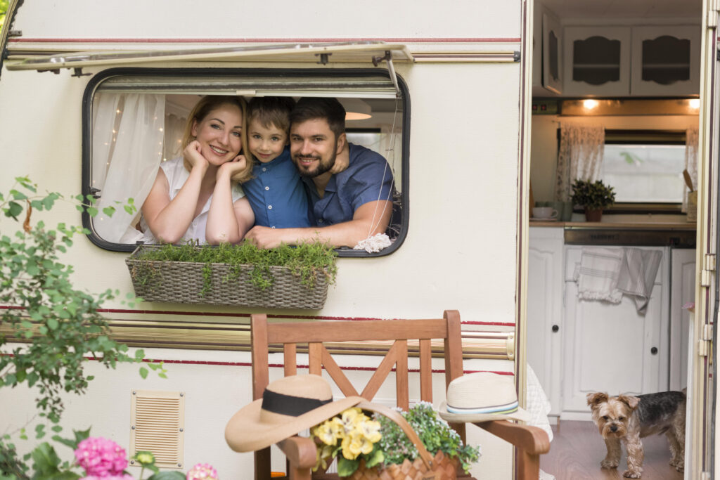 Campingplätze Bremen: Familie blickt aus Wohnmobilfenster