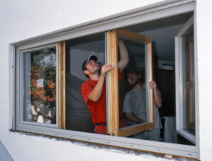 Fenstertausch - zwei Handwerker bauen neue Fenster ein