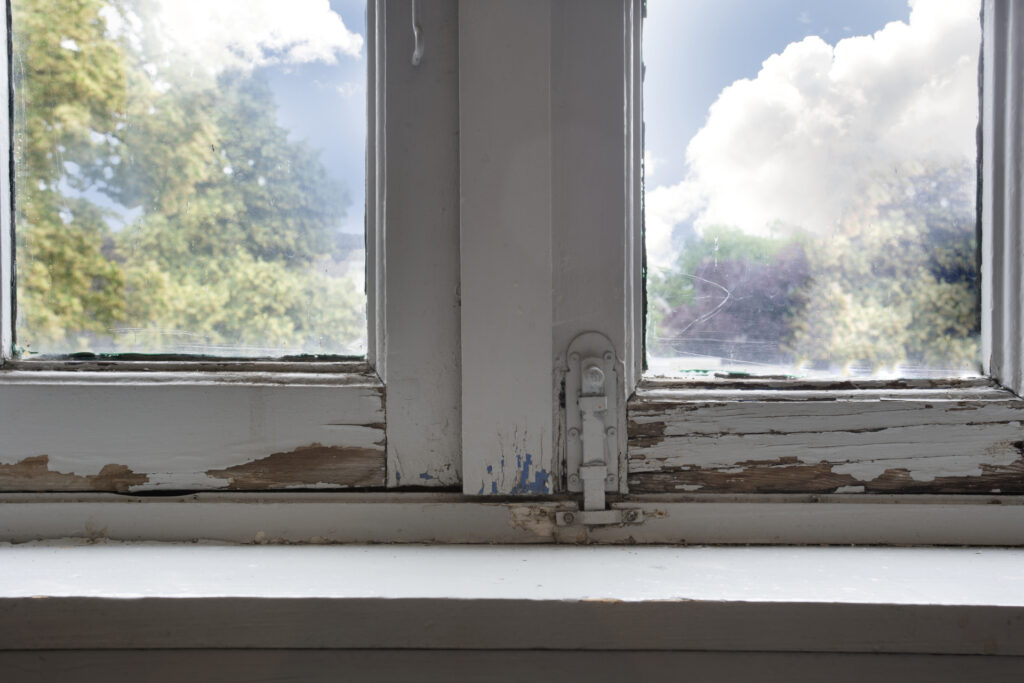 Fenstertausch: Nahaufnahme eines kaputten Holzfensters