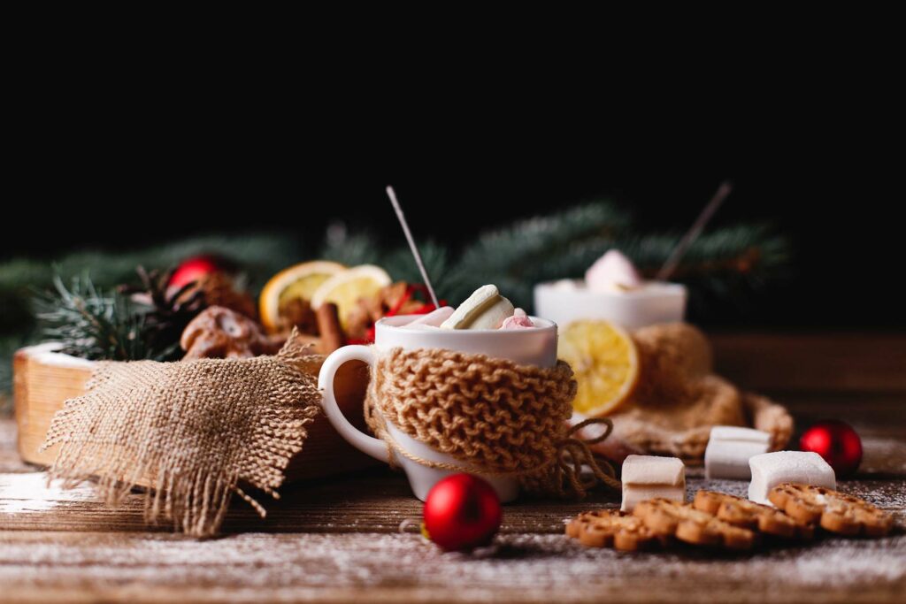 Tisch mit Keksen für eine Weihnachtsfeier gedeckt