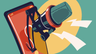 Ein Podcast-Mikrophon ragt aus einem Handy
