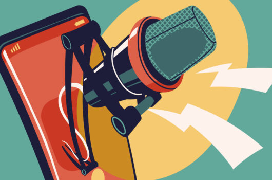 Ein Podcast-Mikrophon ragt aus einem Handy