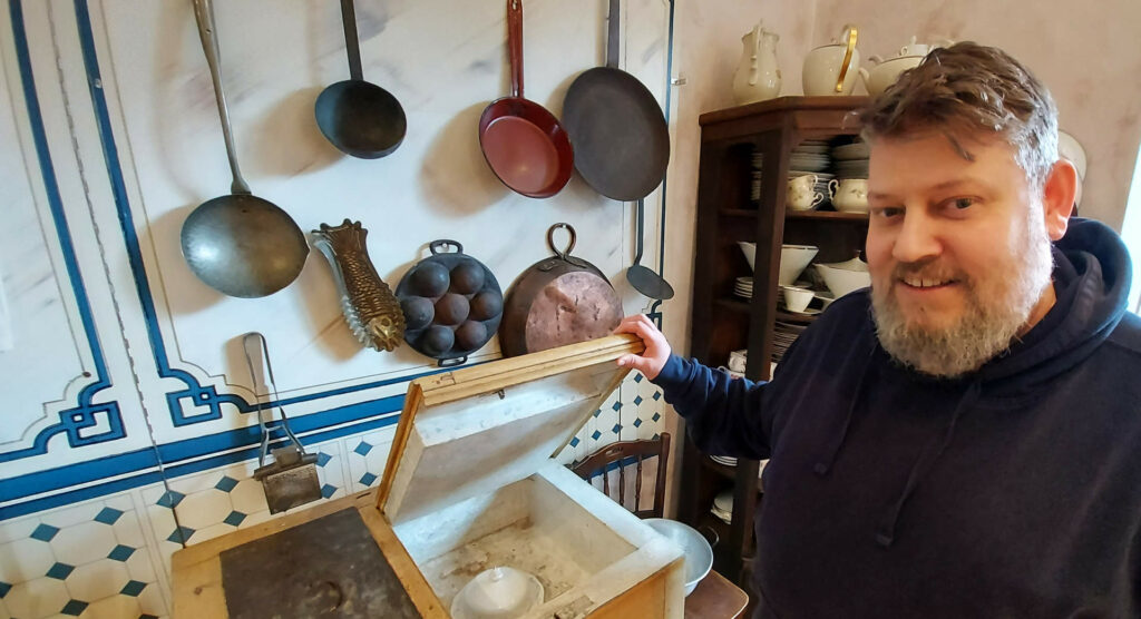 Andreas Plundrich zeigt die Museumsküche