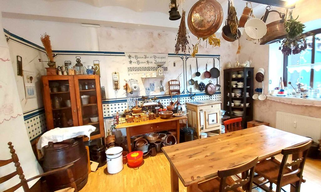 Historisch eingerichtete Küche im Museum