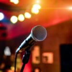 Open Stage: Mikrofon auf der Bühne vor dem Hintergrund des Auditoriums