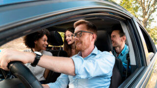 Menschen in einem Carsharing Auto