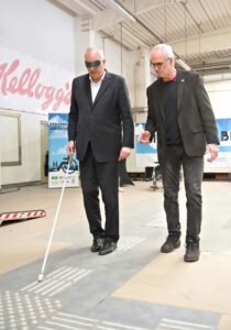 Andreas Bovenschulte im Rollstuhl- und Blindenparcours