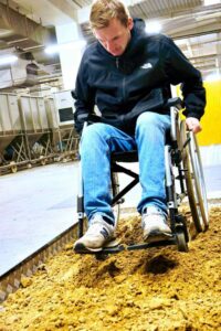 Mann im Rollstuhl im Rollstuhl- und Blindenparcours Bremen
