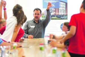 Kinder erlernen Tricks vom Zauber-Profi Bodo Becker