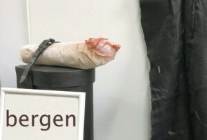 Kunstobjekt der Ausstellung im Kunst[ ]Raum Bremen