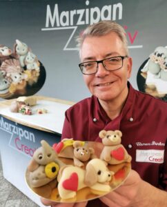 Clemens Brinkmann zaubert Tierchen aus Marzipan - zu sehen beim 20. Geburtstag der Berliner Freiheit