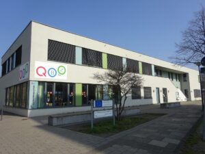 Gebäude mit Logo des QBZ Robinsbalje