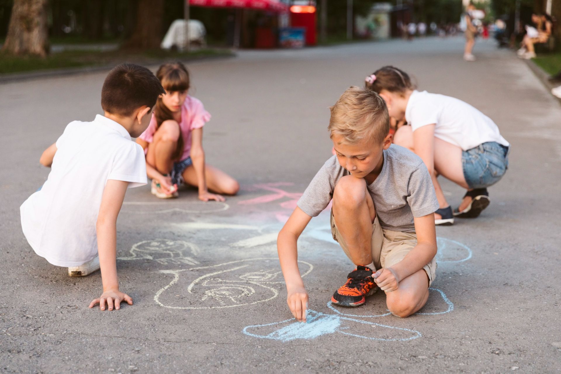 Verein SpielLandschaftStadt: Kinder malen mit Kreide auf der Straße
