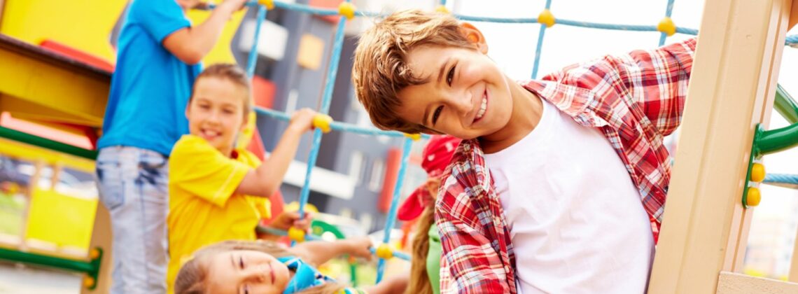 Verein SpielLandschaftStadt: Kinder haben Spaß auf dem Spielplatz