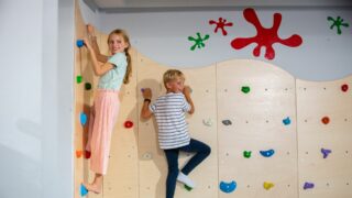 Im Pöks in Bremen klettern ein Junge und ein Mädchen an einer Kletterwand hoch