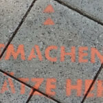 Quartiersmanagerin Kattenturm: "Mitmachen & Schätze heben" ist auf die Straße gesprüht, ein Name eines Projekts in Kattenturm