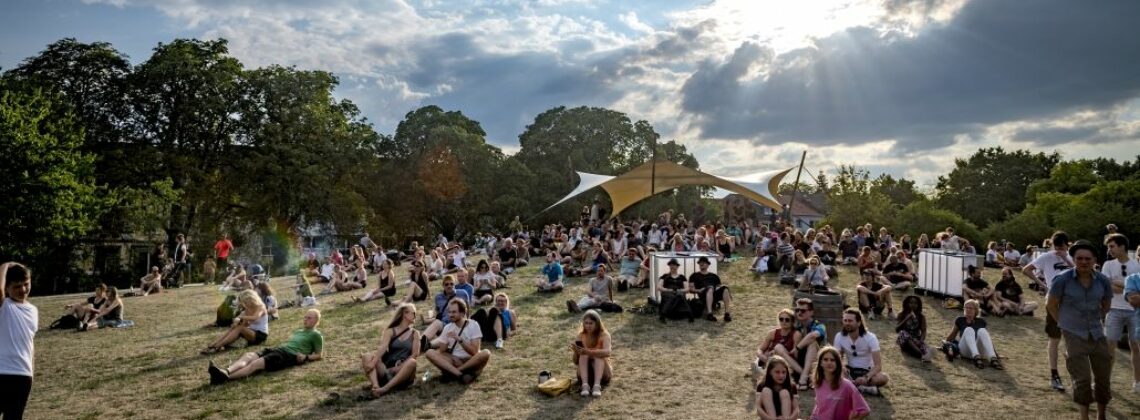 Ein Blick auf die Neustadtswallanlagen beim Summersounds-Festival
