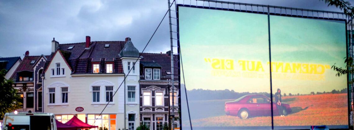 Menschen schauen Open Air Kino in Bremen Gröpelingen