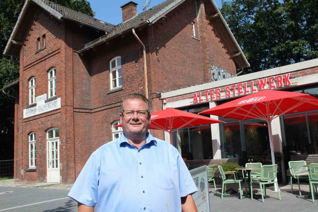 Martin Steencken von der Sparkasse Blumenthal steht vor seinem Lieblingsort, dem Alten Stellwerk Blumenthal