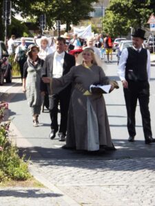 Eine verkleidete Frau geht als Lesumer Symbolfigur Gräfin Emma geht beim Festumzug der Burglesumer Kulturtage mit.