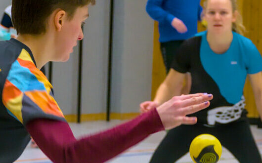 Zwei Spielerinnen schlagen beim Bremer Trendsport Roundnet einen Ball.