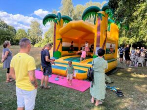 Eine Hüpfburg auf dem Sommerfest der Horner Gartenfreunde