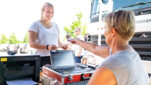 Junge Frau steht an der Anmeldung für die Blutspende 