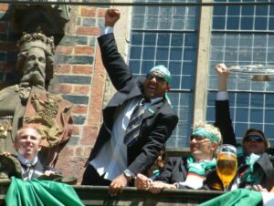 Werder-Bremen-Stürmer Ailton auf dem Rathaus-Balkon in Bremen - Foto aus dem Buch "Das Werder Double"