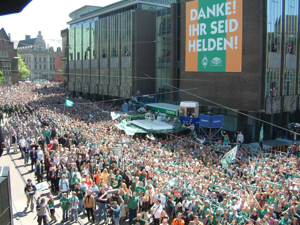 Blick auf die Obernstraße in Bremen während der Meisterfeier von Werder Bremen 2004