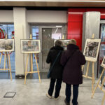 Zwei Frauen betrachten ausgestellte Bilder in der Stadtteilfiliale Neustadt