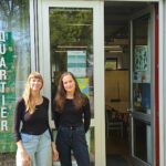 Nadine Scheffler und Louisa May stehen vor dem Atelier Quartier in Kattenturm