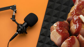 Symboldbild für den Podcast "Wen dürfen wir essen?" zeigt ein Mirkophon neben einer großen Currywurst