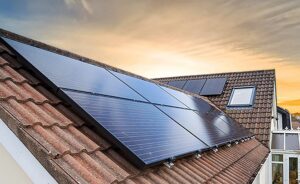 Solaranlage auf einem älteren Hausdach als Symbolbild für energetische Sanierung