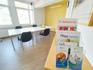Blick in einen Beratungsraum und auf Flyer der Demenz-Informations- und Koordinationsstelle Bremen DIKS